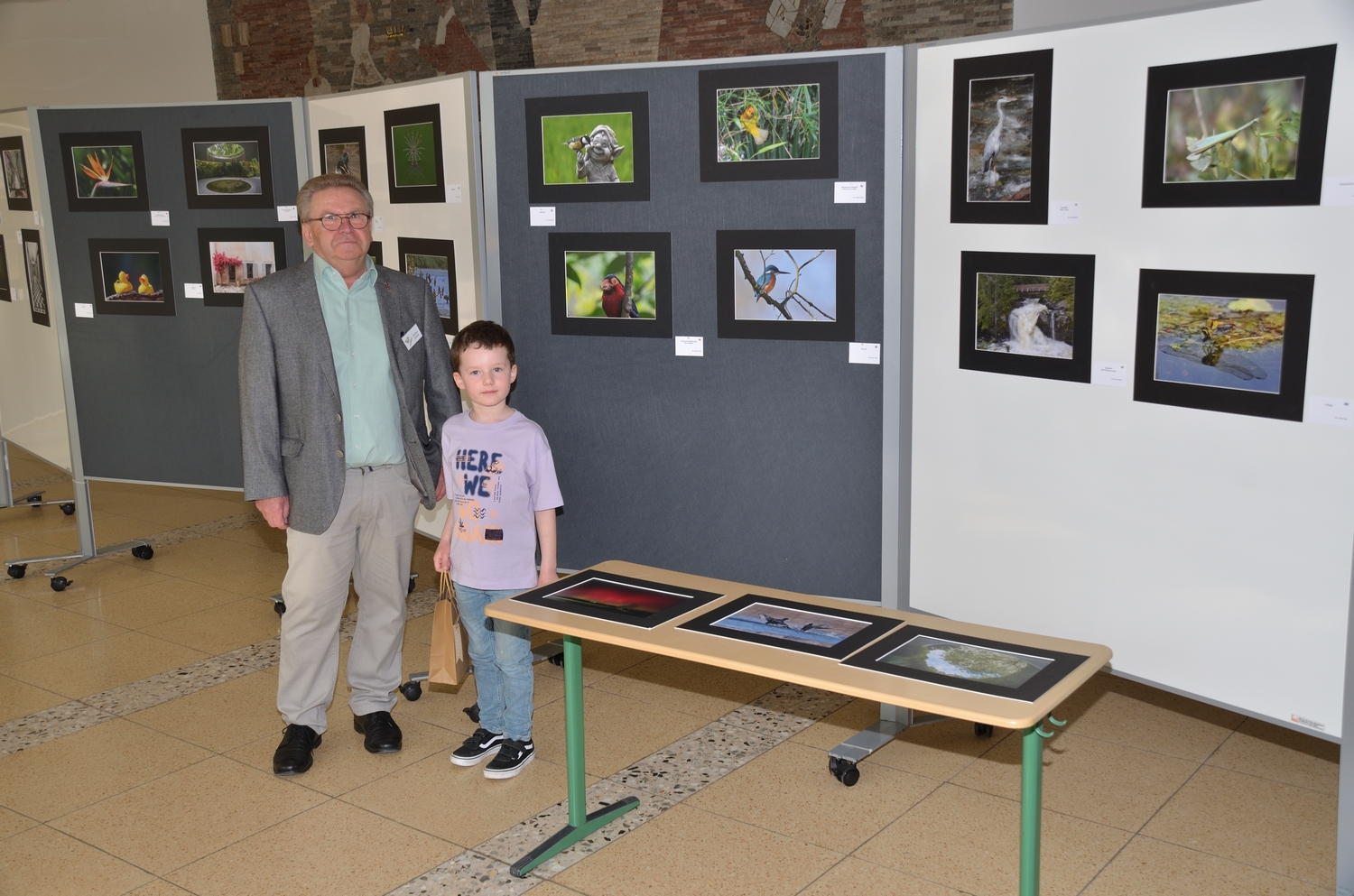 Die glücklichen Gewinner wurden gezogen von Glücksprinz Finn, hier mit dem Vorsitzenden das AFC Günther Schmidt (Foto: L. Fichtel)